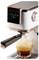 Une machine à café distribuant un espresso dans un verre rempli de glaçons. La machine est équipée d'un affichage numérique avec des paramètres pour différentes options de boissons.