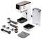 Une machine à espresso compacte avec un réservoir d'eau amovible et divers accessoires, comprenant des portafiltres, des filtres à café, un tamper et un plateau d'égouttement.