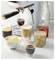 Une machine à espresso avec différentes boissons café comme un espresso, un cappuccino, un latte et un café glacé sur un comptoir en marbre.