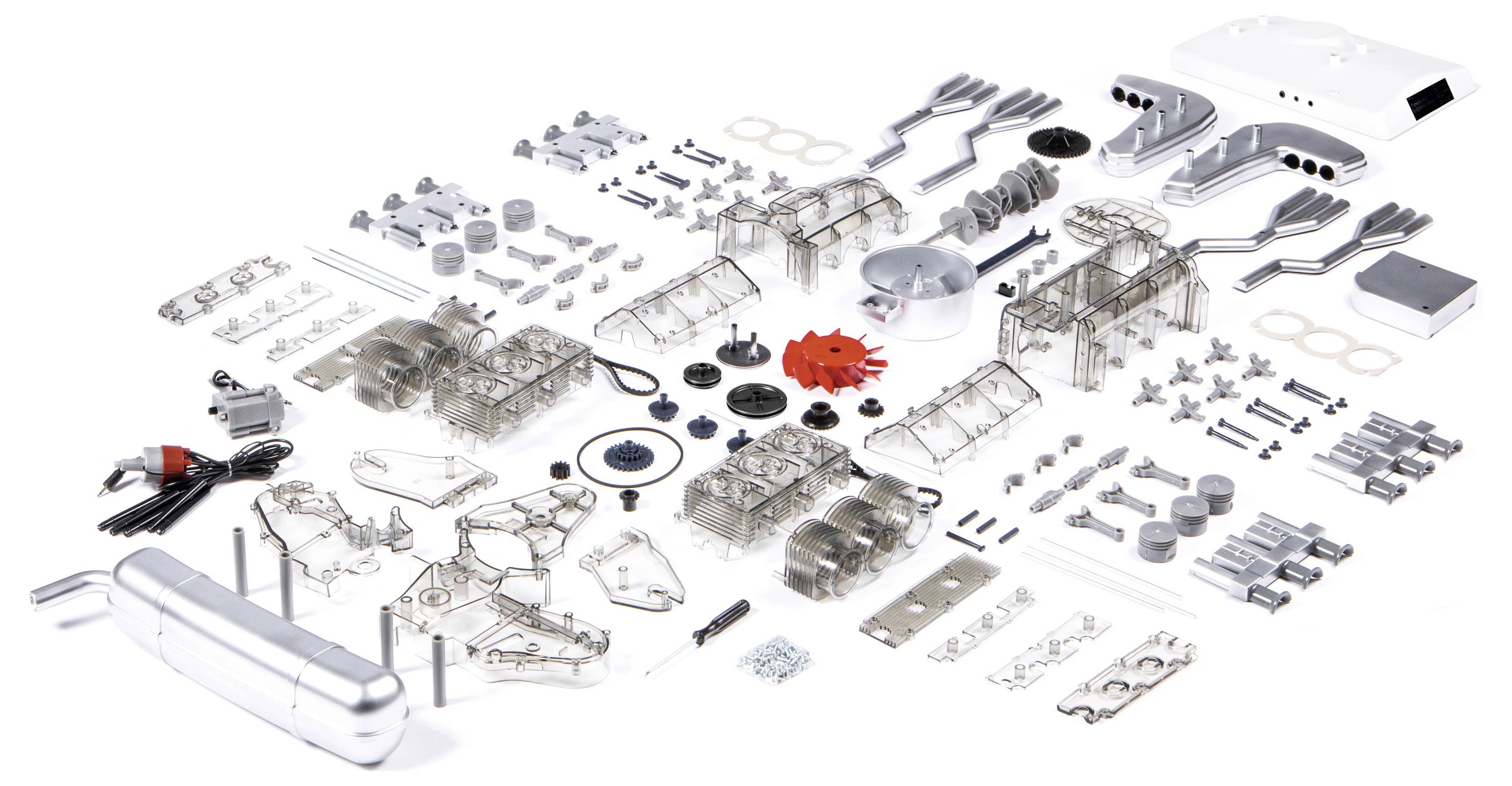 Un ensemble de diverses pièces et composants métalliques automobiles, comprenant des éléments d'échappement, des supports et des engrenages, disposés sur un fond blanc.