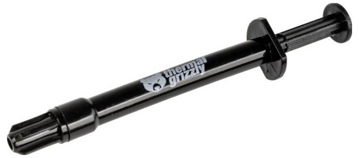 Une seringue étiquetée 'thermal grizzly', utilisée pour appliquer de la pâte thermique sur des composants informatiques, sur un fond blanc.