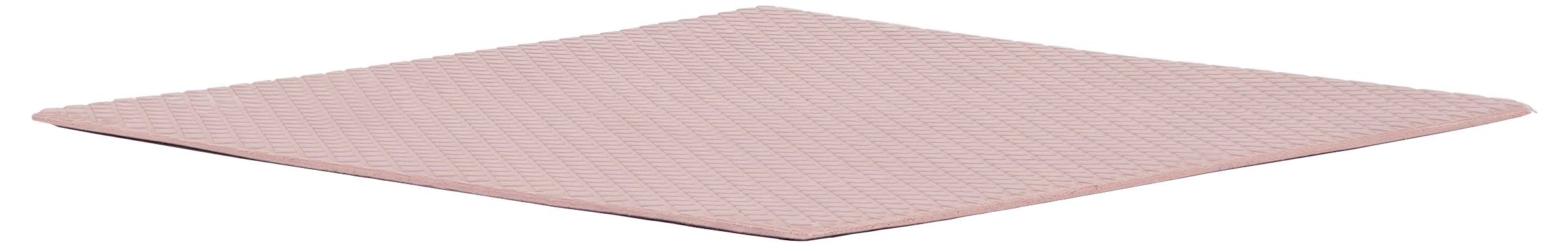 Un chiffon de nettoyage en microfibre rose, soigneusement plié et posé à plat, texturé avec de fines rayures horizontales.