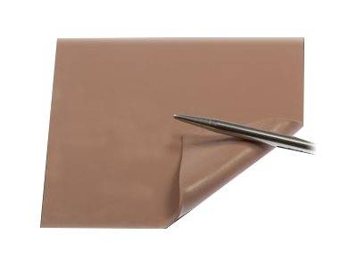 Une feuille de matériau brun ressemblant à de la peau est soulevée partiellement à un coin par un outil métallique, démontrant sa flexibilité et sa finesse.