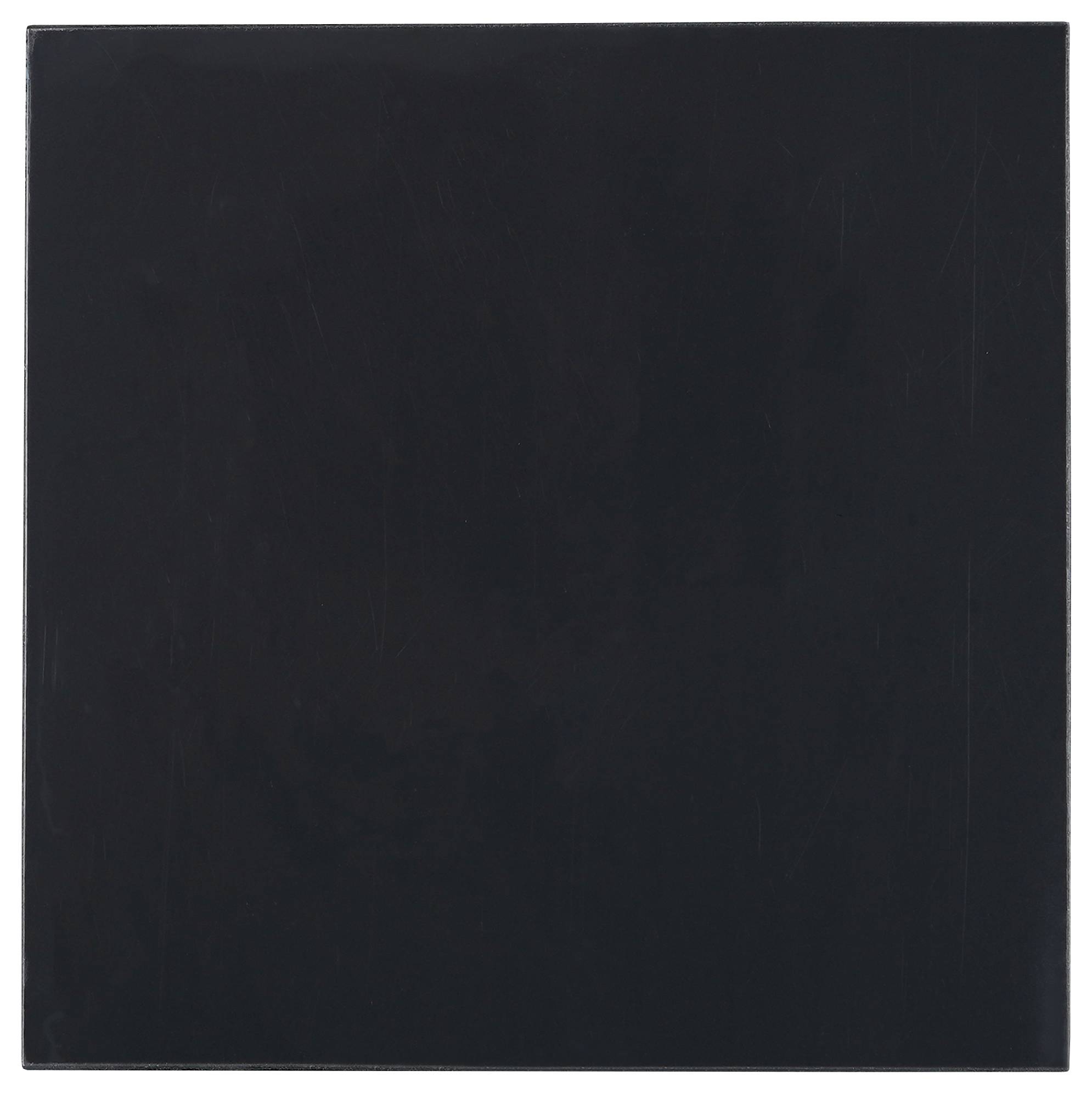 Un grand carré noir uni et mat, couvrant l'intégralité du cadre.