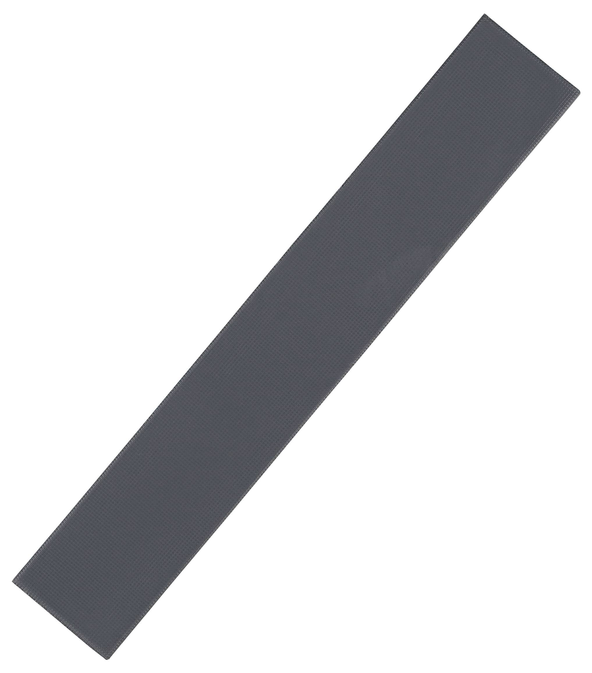 Une longue bande rectangulaire plate, gris foncé, vue du dessus sur un fond blanc.