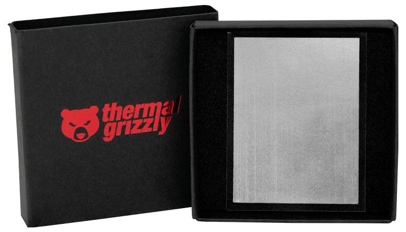 Emballage de 'Thermal Grizzly' avec le logo de l'ours sur la gauche. Une boîte ouverte sur la droite révèle un pad thermique à l'intérieur.