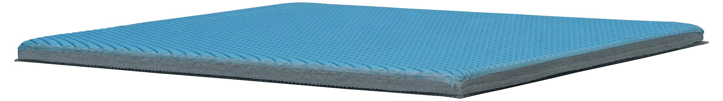 Un coussin rectangulaire bleu en mousse à mémoire de forme, avec une surface texturée, conçu pour le confort et le soutien, présenté sous un angle diagonal.