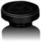 Une casquette hexagonale noire avec un logo discret sur le dessus, reposant sur une surface réfléchissante.