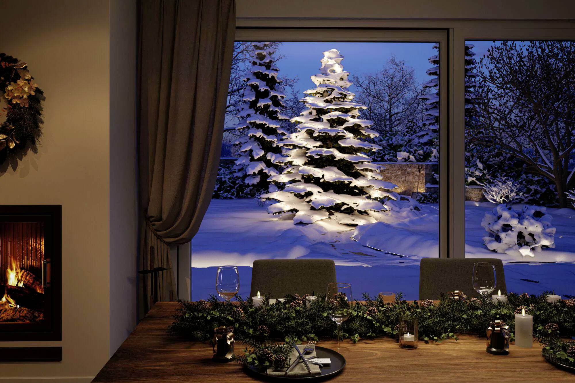 Une salle à manger chaleureuse avec une table en bois dressée pour un repas. À l'extérieur, des arbres recouverts de neige sont visibles à travers de grandes fenêtres, rehaussant l'ambiance hivernale sereine.