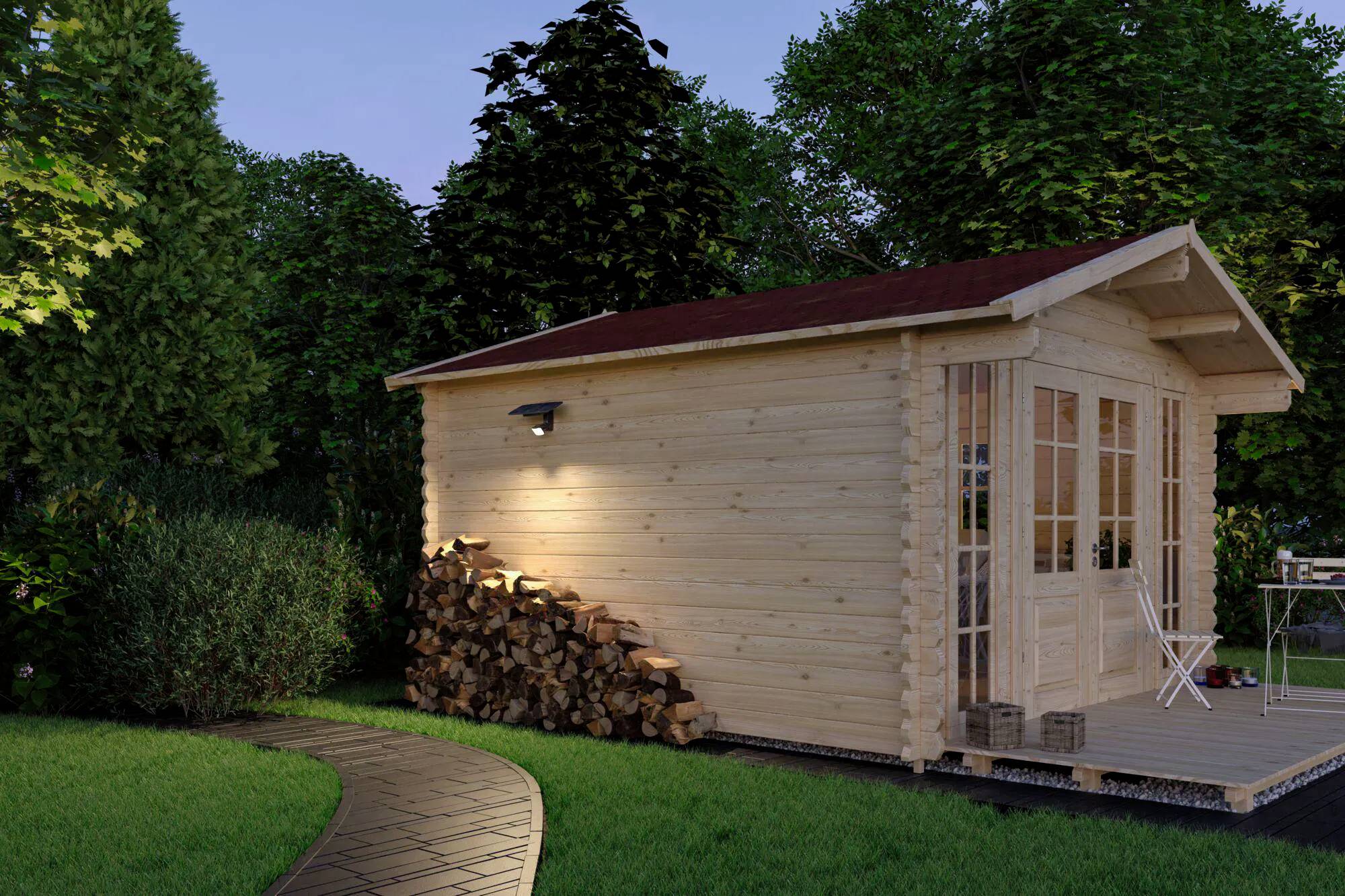 Cabane en bois au toit rouge, entourée de verdure et éclairée par une lumière extérieure. Du bois de chauffage est empilé contre le mur ; un chemin mène à la porte.
