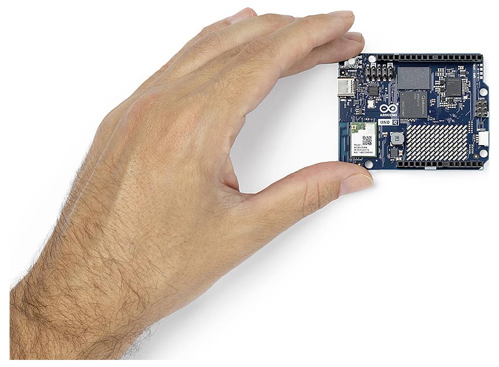 Une main tenant une carte Arduino, mettant en valeur sa taille compacte et ses composants, notamment un microcontrôleur et divers connecteurs.