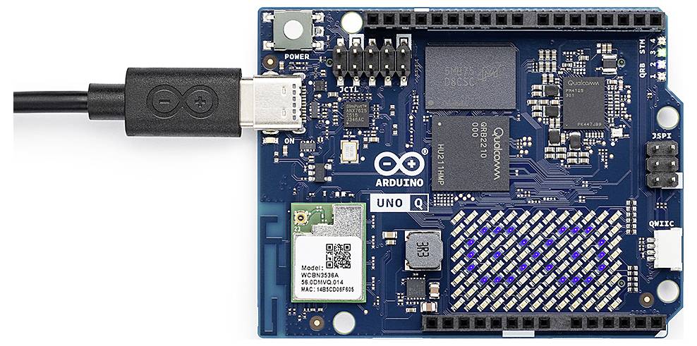 Carte Arduino Uno WiFi Rev2 connectée via un câble USB, intégrant un microcontrôleur, des broches d'alimentation et un module sans fil pour des projets domotiques et IoT.