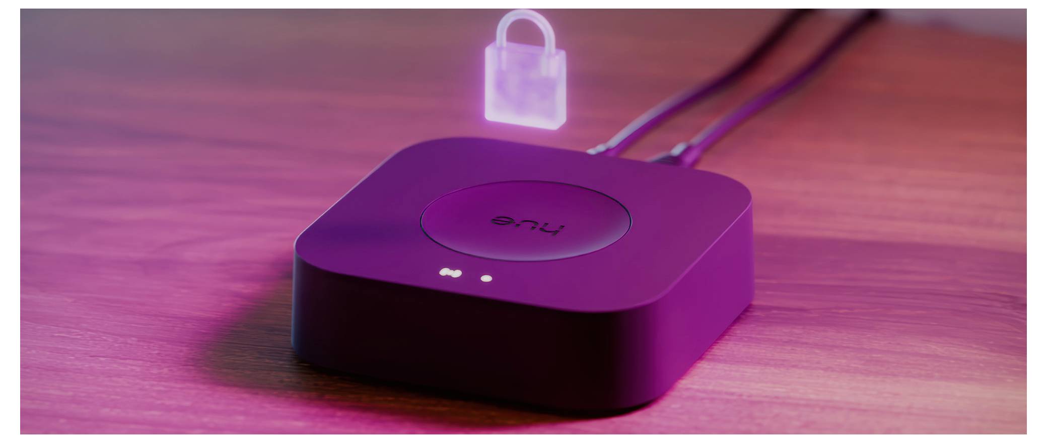 Un petit appareil noir portant le texte 'Hue', avec deux câbles connectés, émet une icône de cadenas lumineux au-dessus de lui, suggérant une connexion sécurisée.
