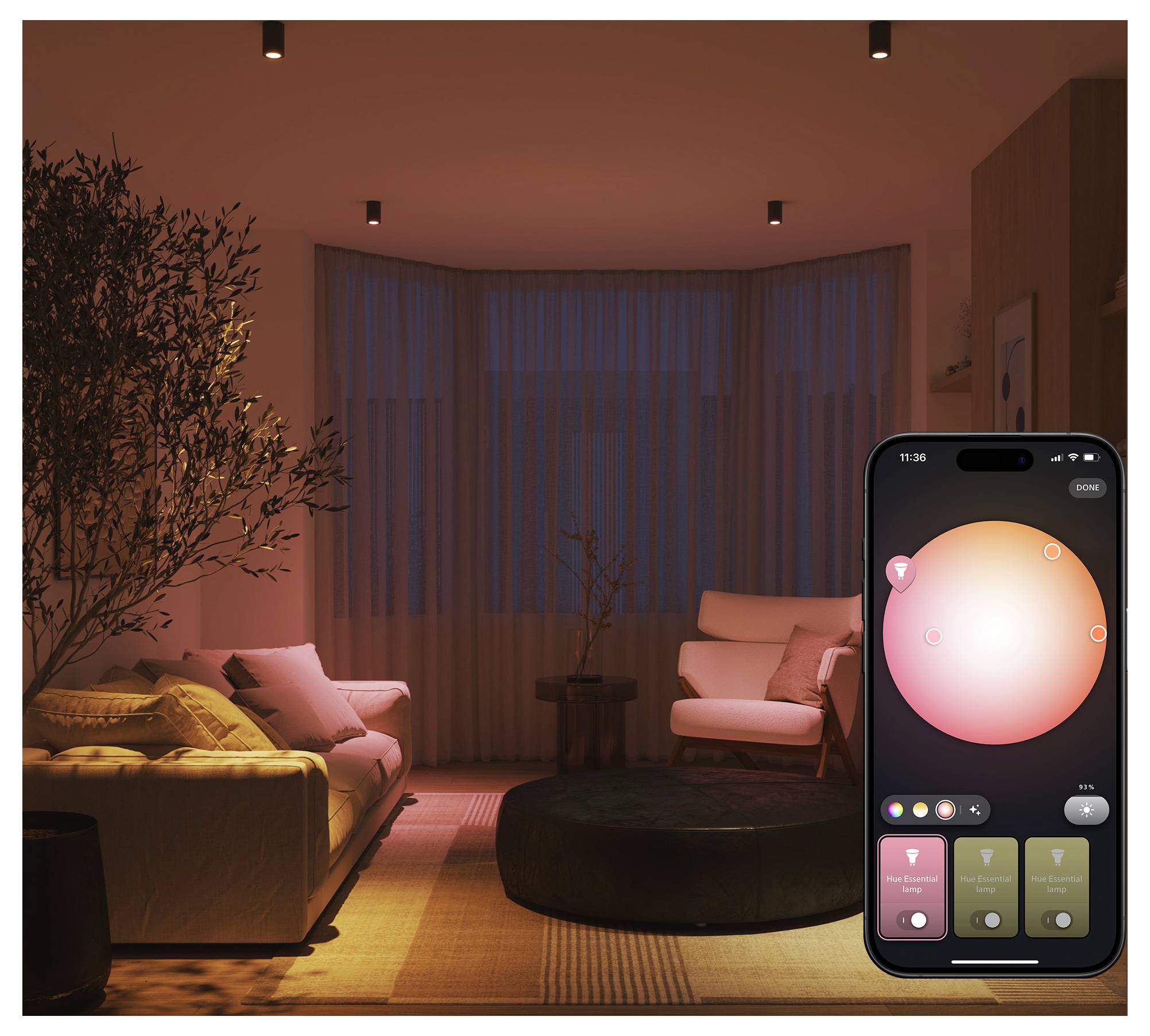 Un salon douillet est éclairé par une lumière d'ambiance chaleureuse. Un écran de smartphone affiche une application permettant de régler la couleur et l'intensité de la lumière.