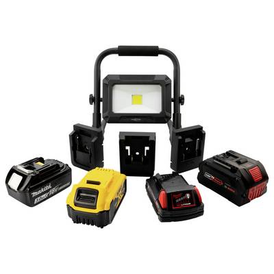 Une lampe de travail LED portable avec une poignée, entourée de quatre batteries rechargeables différentes, mettant en évidence sa compatibilité avec plusieurs marques.