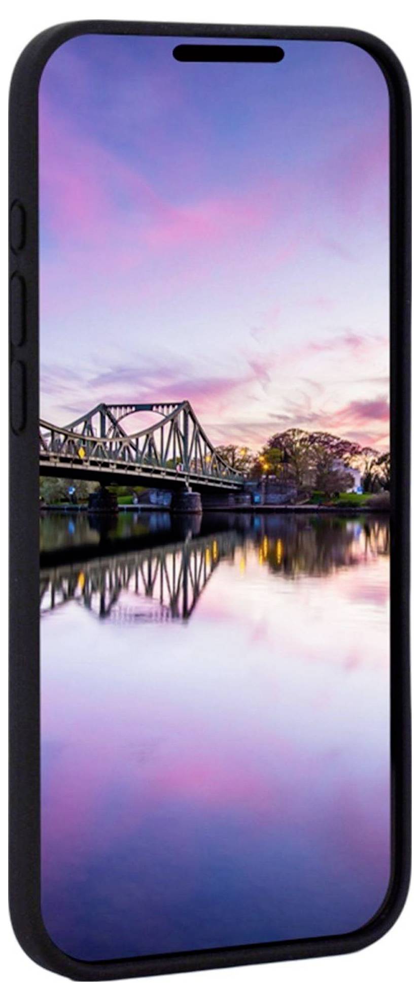 Un smartphone affichant une vue panoramique d'un pont surplombant des eaux calmes reflétant un coucher de soleil aux nuages roses et mauves.
