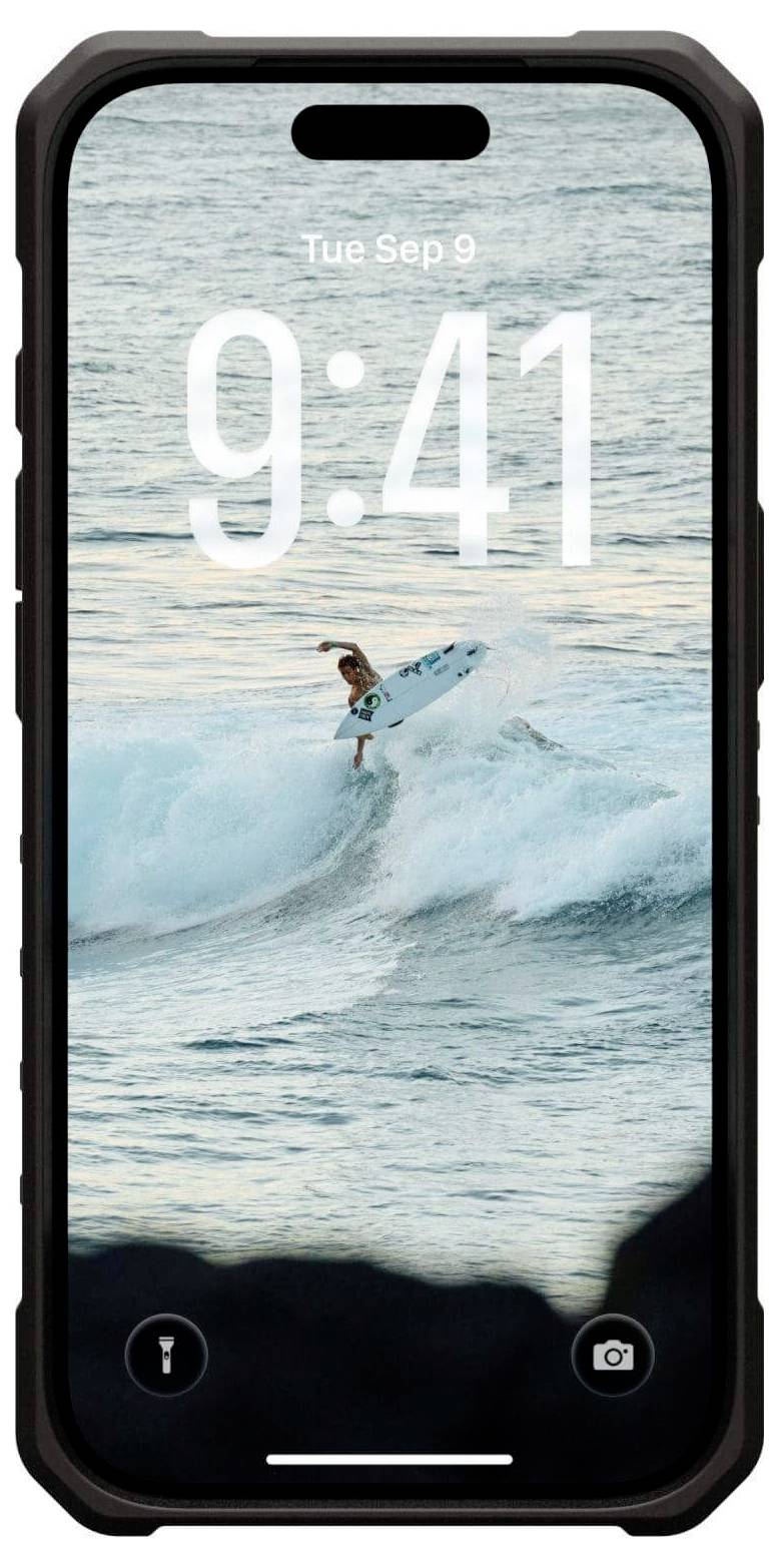 Un écran de smartphone affiche un écran de verrouillage montrant un surfeur chevauchant une grande vague en plein jour, avec des icônes pour l'appareil photo et la lampe de poche.