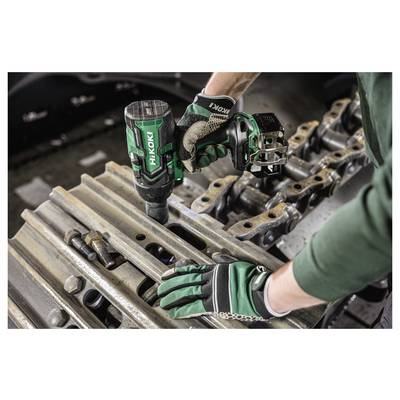 Une personne portant des gants utilise un outil électrique HiKOKI pour serrer un boulon sur une structure métallique.