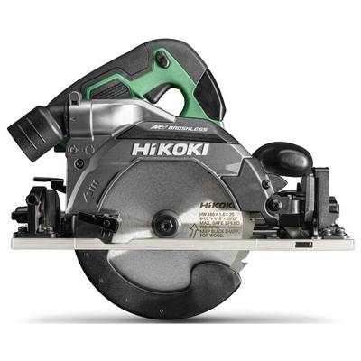 Une scie circulaire avec une poignée verte et noire, portant l'étiquette « HiKOKI ». L'outil est positionné sur le côté, mettant en valeur la lame et les commandes.