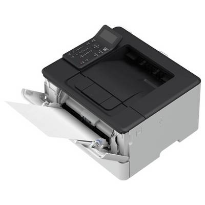 Une imprimante de bureau noir et grise avec un bac à papier ouvert et un panneau de contrôle sur le dessus, partiellement remplie de papier d'impression blanc.