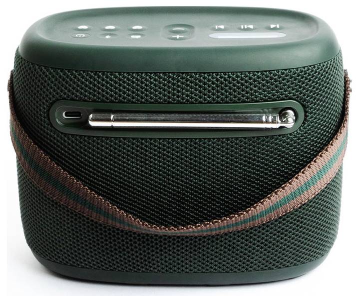 Un haut-parleur portable vert avec une housse en tissu et une sangle marron, doté de boutons de commande sur le dessus.