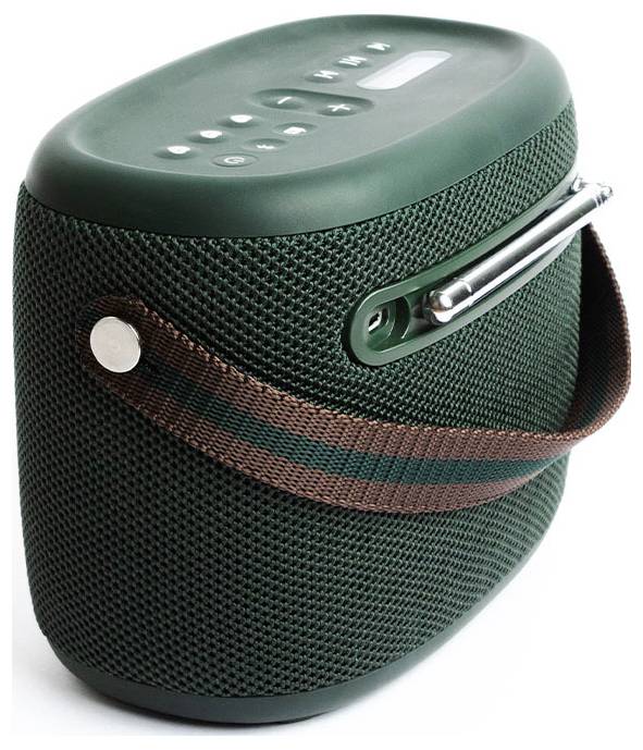 Un haut-parleur portable vert avec un affichage numérique sur le dessus, des boutons de contrôle et une sangle en tissu marron pour le transport.