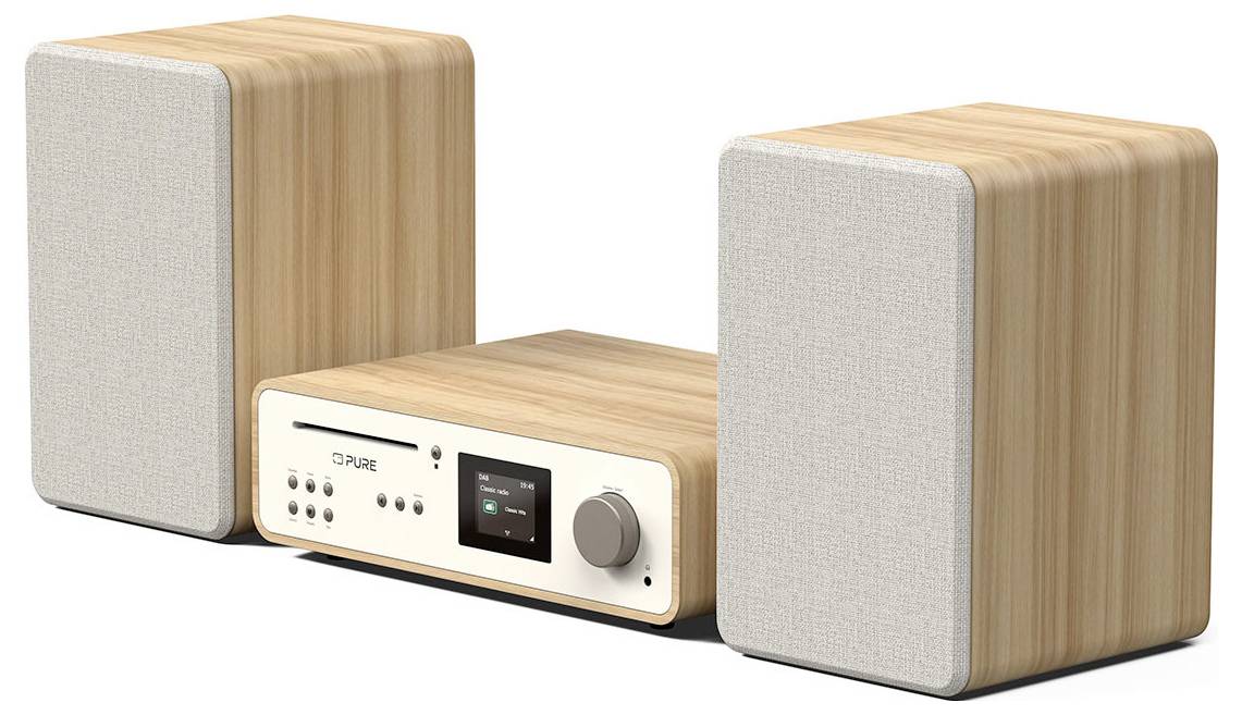 Système musical compact comprenant une unité de contrôle centrale avec un affichage numérique, flanquée de deux enceintes en bois recouvertes de tissu.