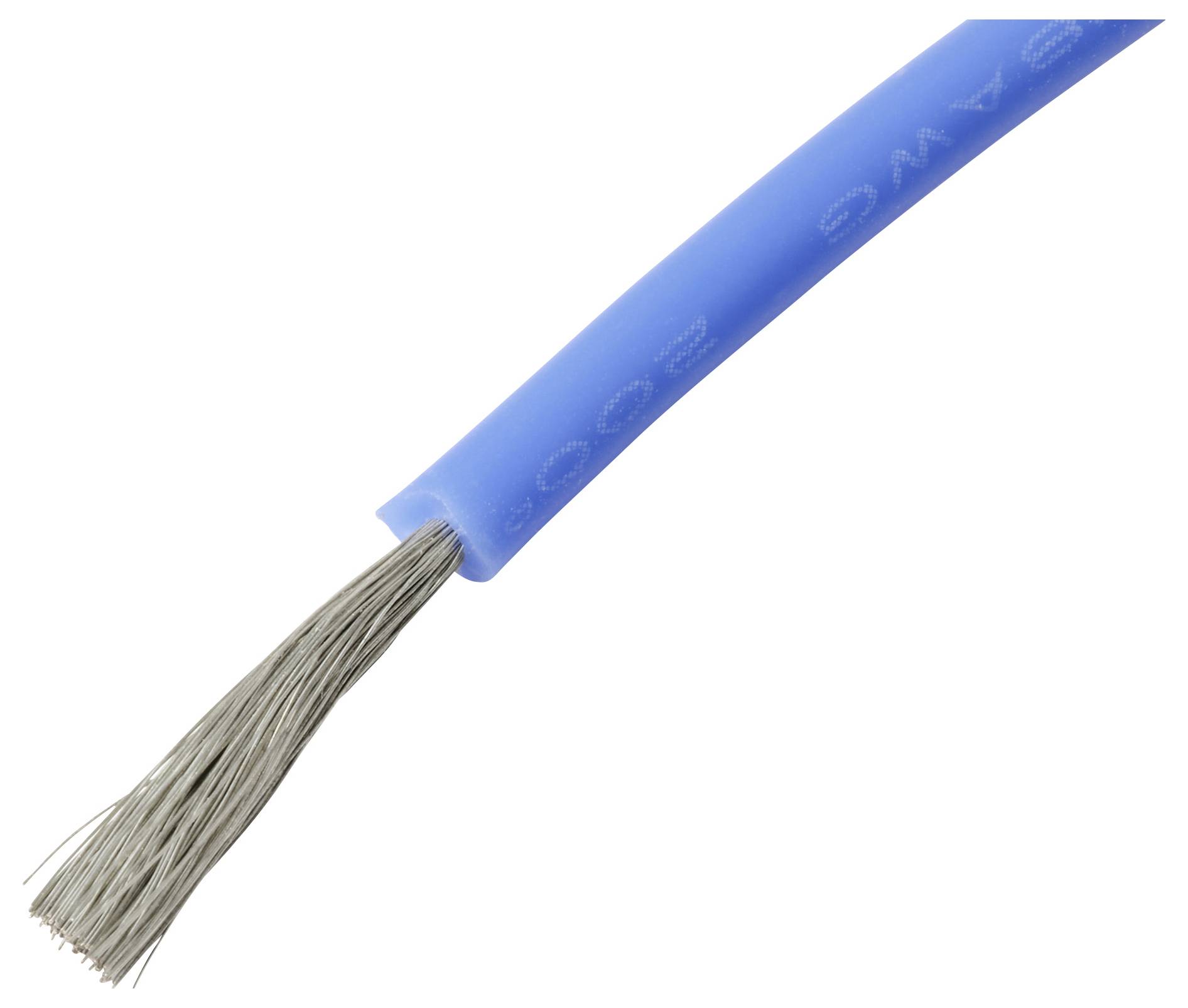 Un fil électrique bleu dont les brins argentés sont exposés à une extrémité, présenté sur un fond blanc.
