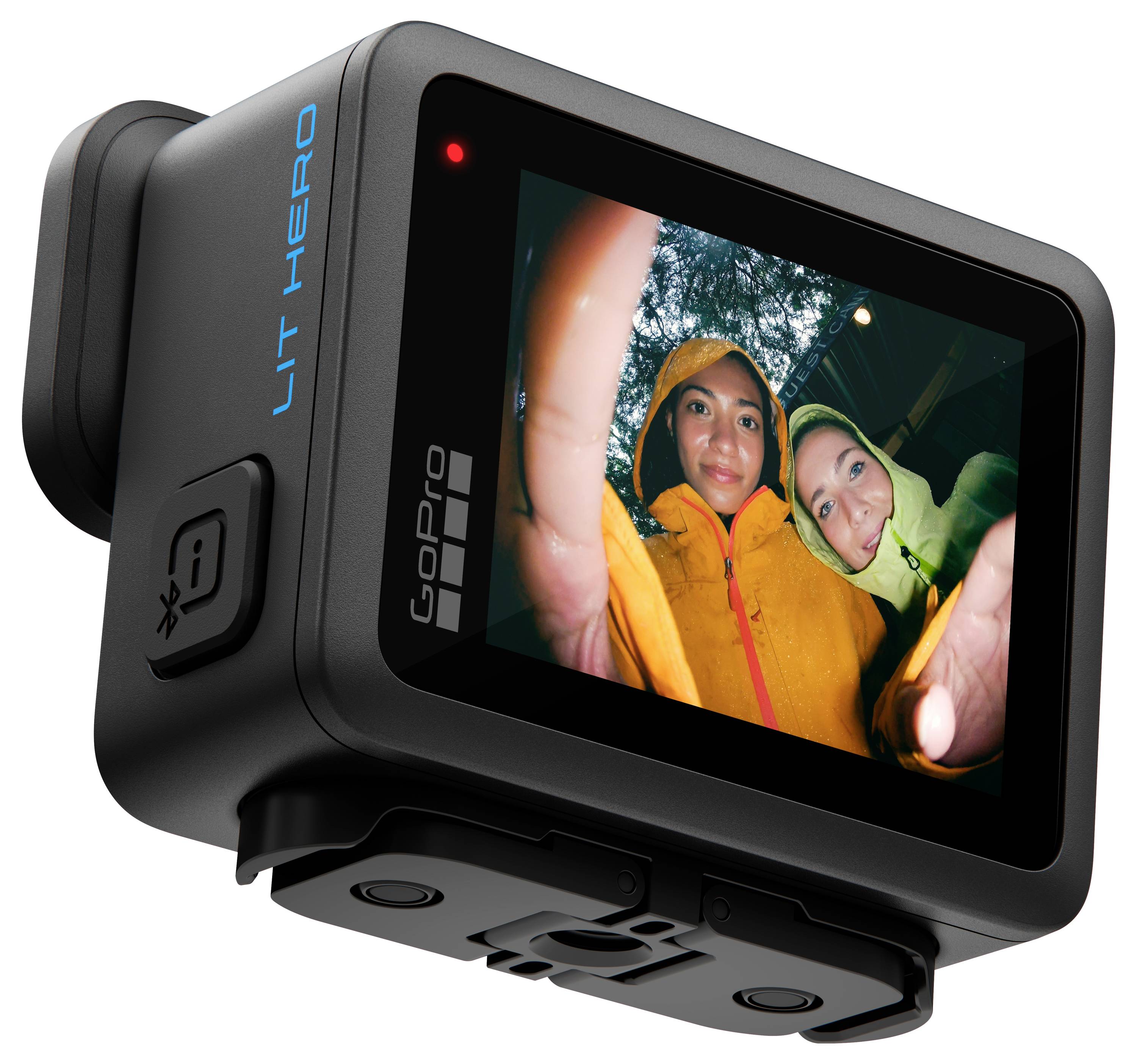 Une caméra GoPro montre deux personnes en imperméables filmées, encadrées par des arbres, suggérant un cadre d'aventure en plein air.