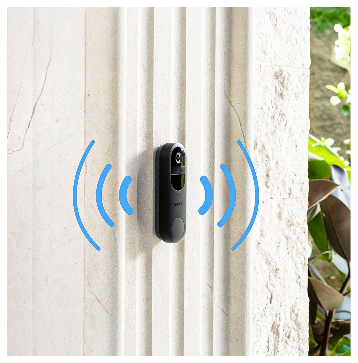 Une sonnette vidéo avec des ondes sonores bleues est montée sur un mur extérieur près d'une porte, indiquant une alerte active ou une fonction de sonnerie.