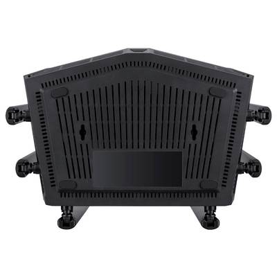 L'image montre le dessous d'un routeur électronique noir avec des fentes de ventilation et des trous de montage. Le routeur a plusieurs antennes qui s'étendent vers l'extérieur.