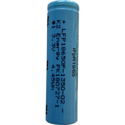 Une batterie cylindrique bleue étiquetée « +LFP18650P-1350-02 », « K2 Energy », avec les spécifications « 3,3V », « 4,45Wh ».