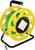 Une bobine de câble jaune avec un câble Ethernet vert enroulé autour, dotée d'une poignée de transport et d'un port réseau sur le côté.