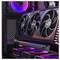 Une configuration d'ordinateur de jeu avec une carte graphique haute performance dotée d'un éclairage RGB et de trois grands ventilateurs de refroidissement, à l'intérieur d'un boîtier tour.