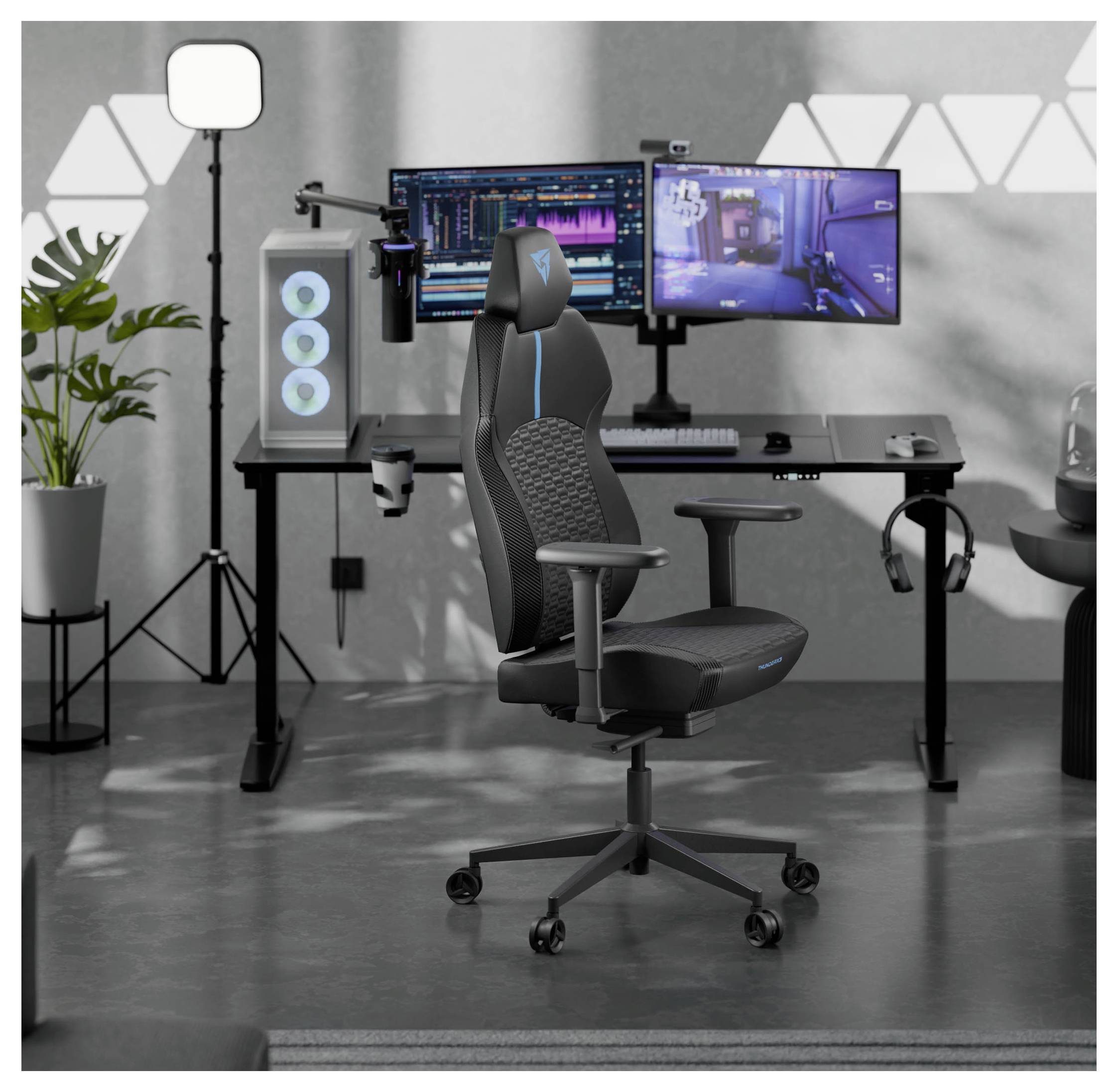 Un équipement de jeu moderne comprenant une chaise ergonomique noire, deux moniteurs affichant du contenu vidéo et de jeu, un PC gaming, et un éclairage d'ambiance.