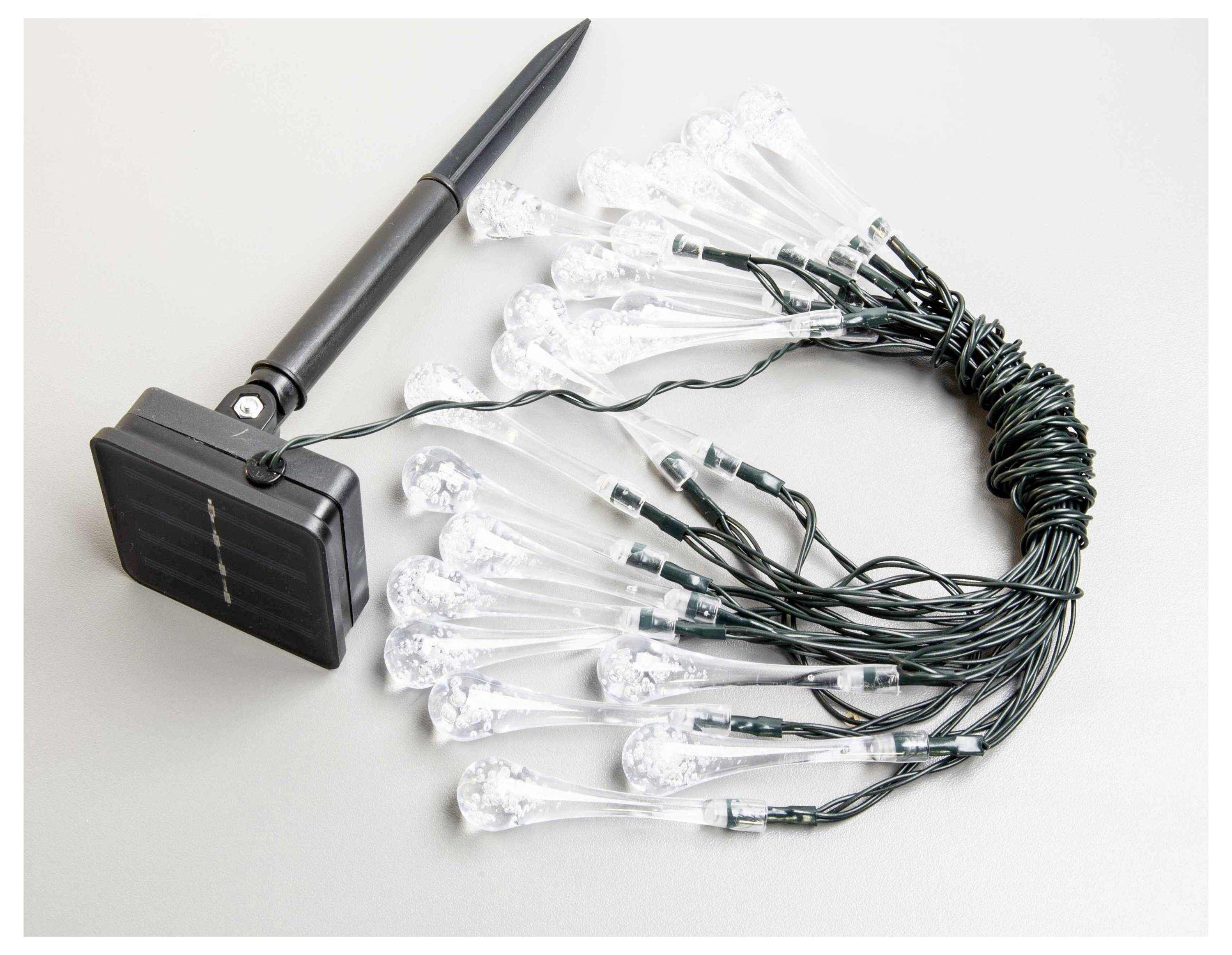 Guirlande de lumières LED alimentées par énergie solaire avec un panneau solaire noir attaché, présentant plusieurs couvercles de bulbes transparents regroupés sur un côté.