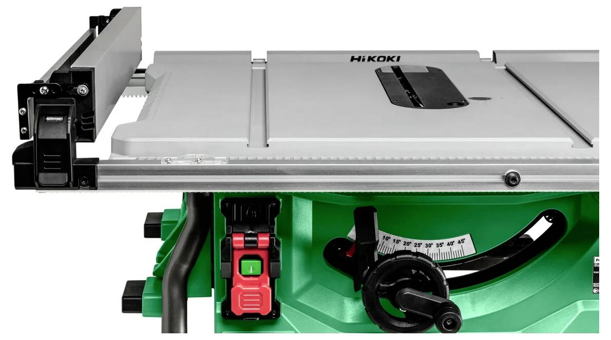 Scie à onglets vue de près montrant la lame et les commandes de réglage, de marque « HiKOKI ». La machine est configurée pour un travail du bois de précision.