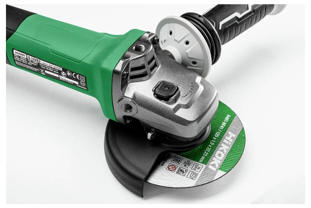Un outil électrique vert et argenté avec une lame circulaire de coupe, utilisé pour meuler, couper et polir des matériaux.