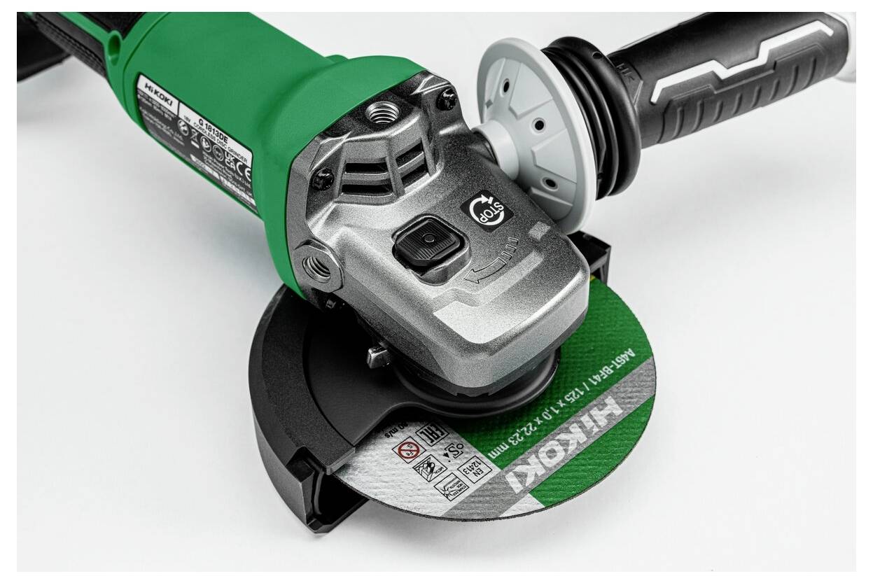 Un meuleuse d'angle électrique en vert et argent, montrant le disque de meulage et la poignée.