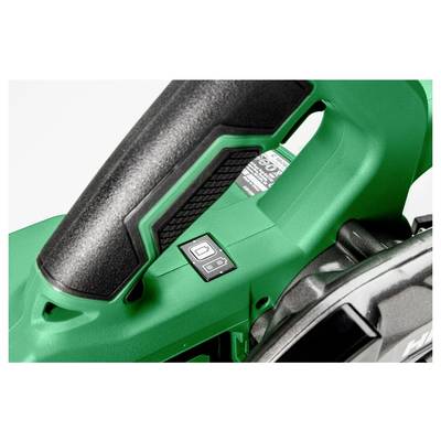 Gros plan sur la poignée d'un outil électrique vert, avec une texture de prise en main noire et un bouton marche-arrêt visible, mettant en valeur les détails de conception.