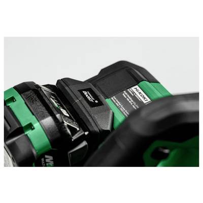 Gros plan d'une batterie d'outil électrique Hitachi dans un chargeur, montrant la marque 'Hikoki' et les spécifications sur l'étiquette, mettant en évidence le statut de charge.