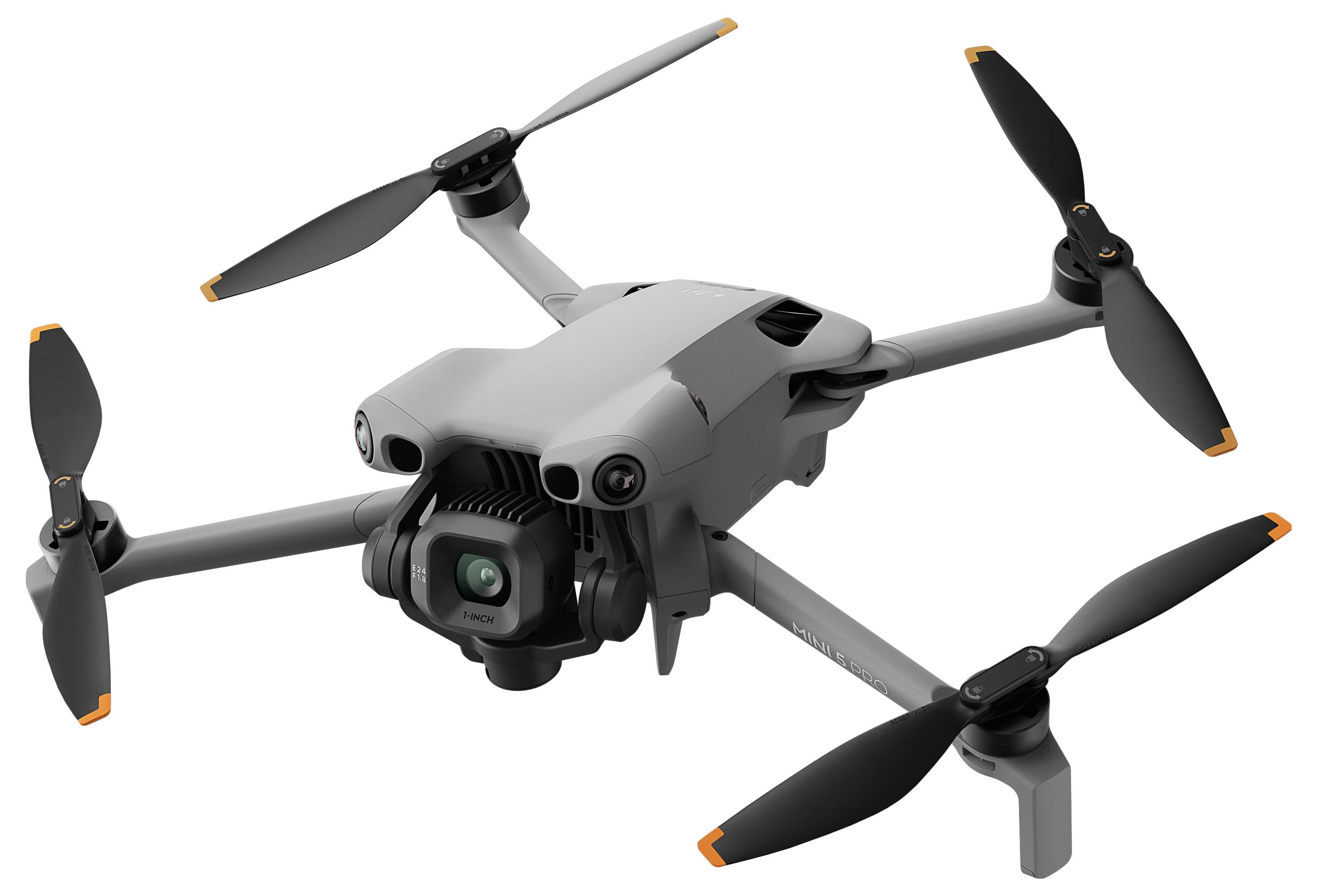 Un drone quadricoptère gris avec une caméra attachée, présentant quatre hélices et des bouts oranges, est représenté de profil en position de vol.