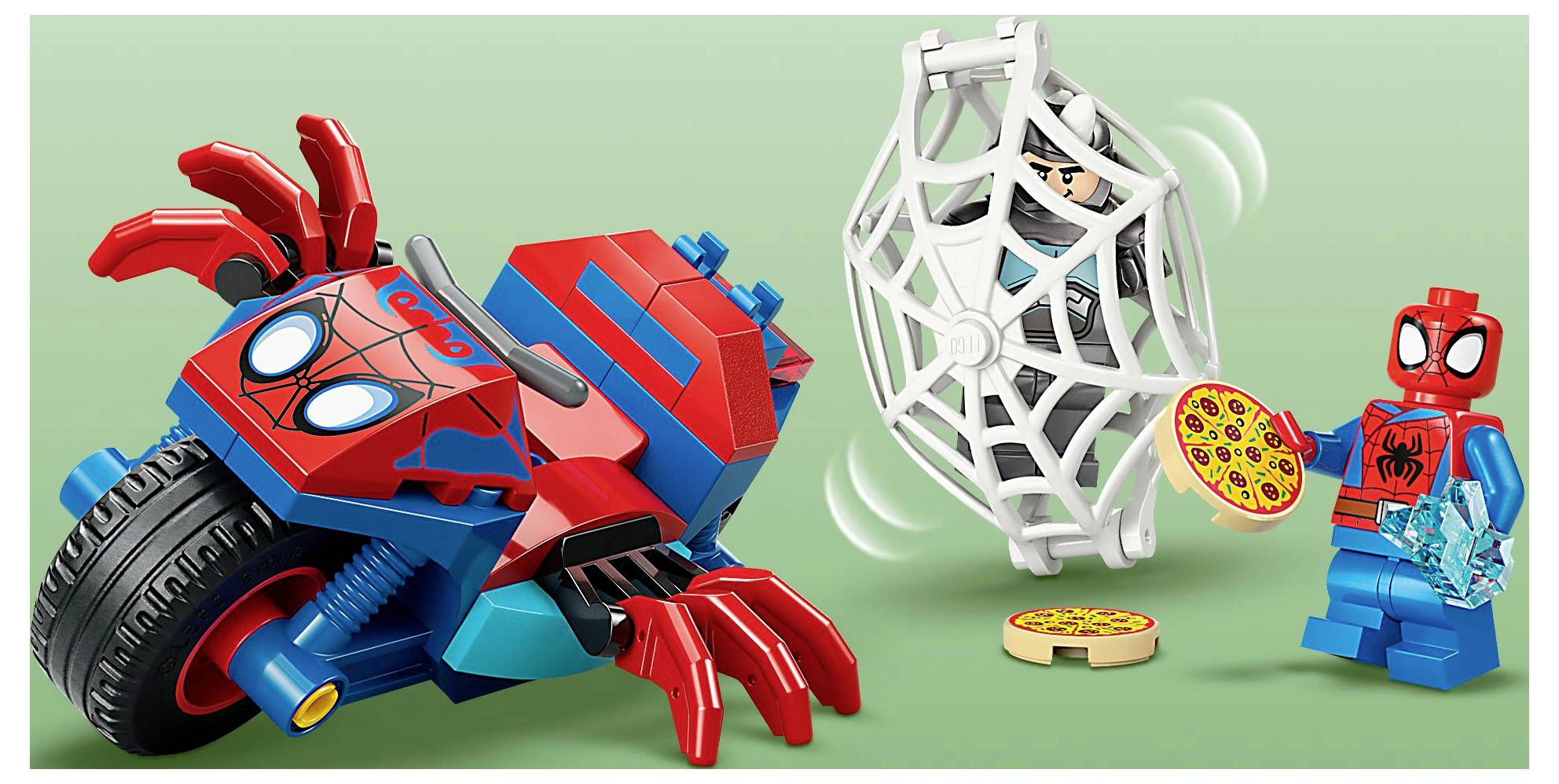Une figurine Lego portant un costume rouge et bleu offre une pizza à une personne piégée dans une toile. Une moto rouge avec des caractéristiques d'araignée est située à gauche.