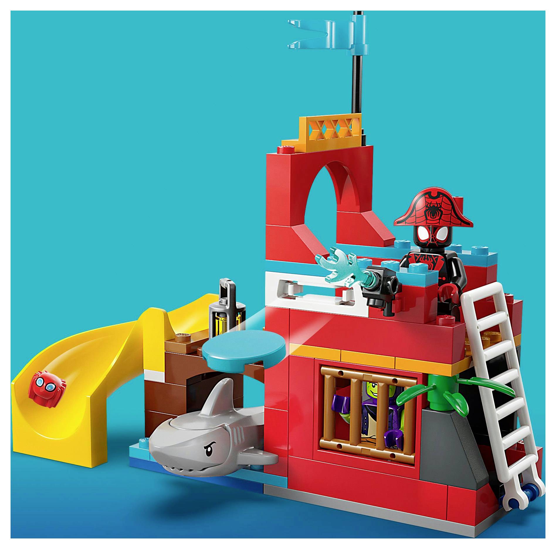 Ensemble de blocs de construction pour enfants comprenant une structure sur le thème des pirates, colorée et dotée d'un toboggan, d'une échelle, d'un requin, de drapeaux et de figurines de jouets.