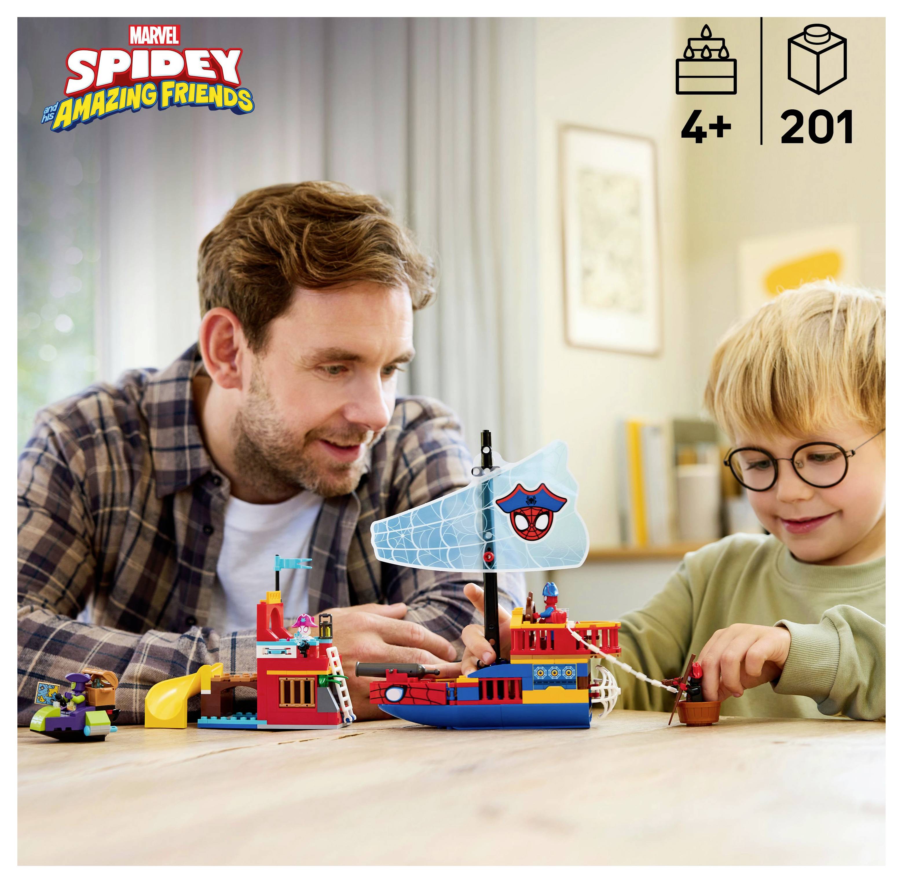 Un homme et un enfant jouent avec un bateau de pirates Spidey LEGO coloré sur une table, avec l'emballage indiquant l'âge 4+ et 201 pièces.