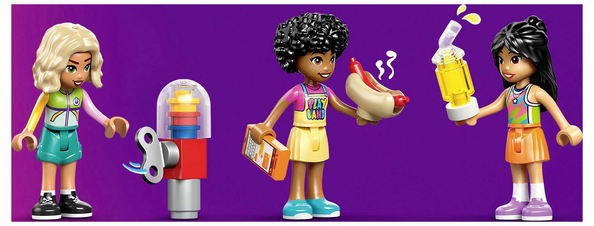 Trois figurines de jouets sur un fond violet : une avec un distributeur automatique, une tenant un hot-dog et un livre, une autre avec une boisson.