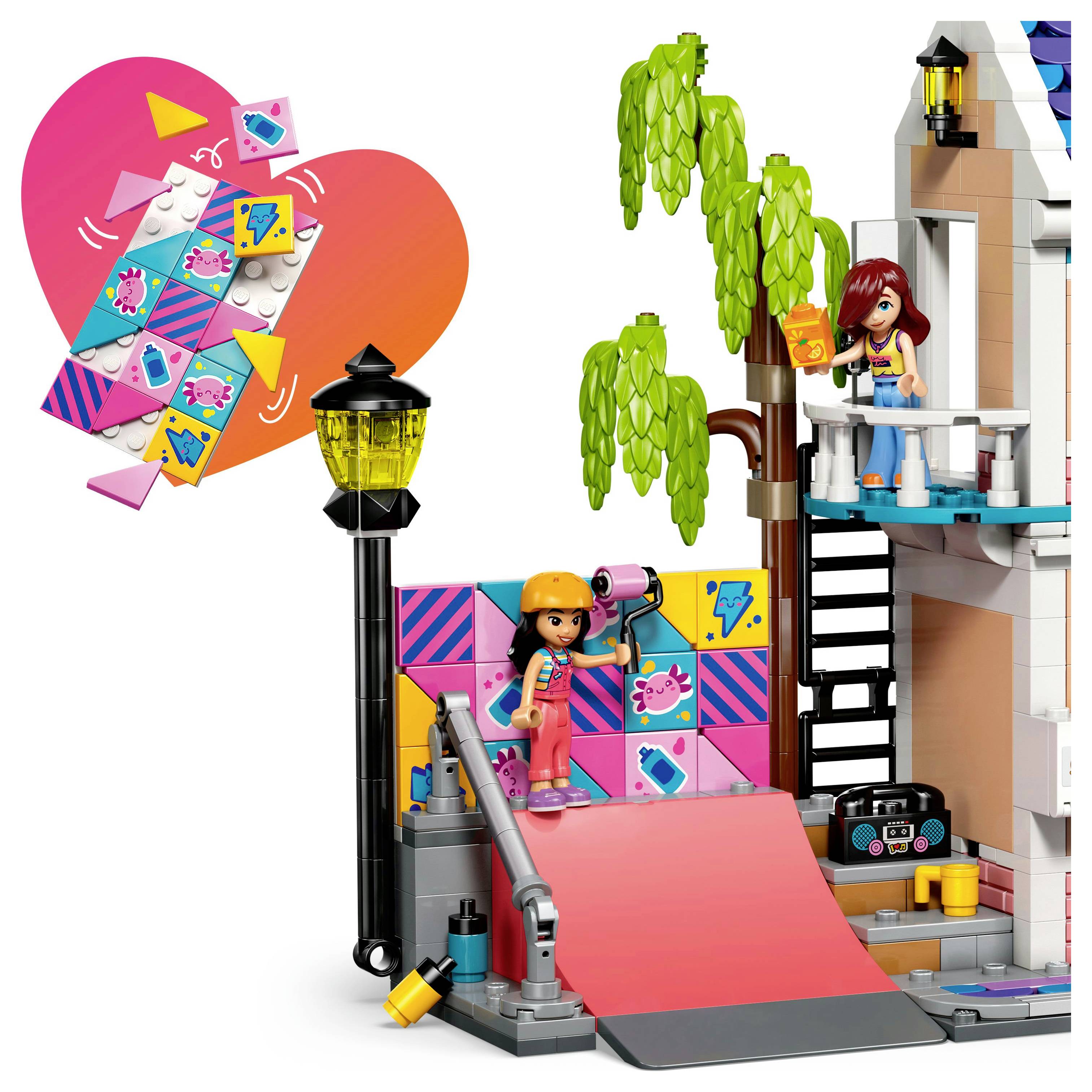 Deux figurines jouets, l'une skatant sur une rampe colorée et l'autre debout sur un balcon avec des arbres. Comprend un lampadaire et un graphique en forme de cœur.