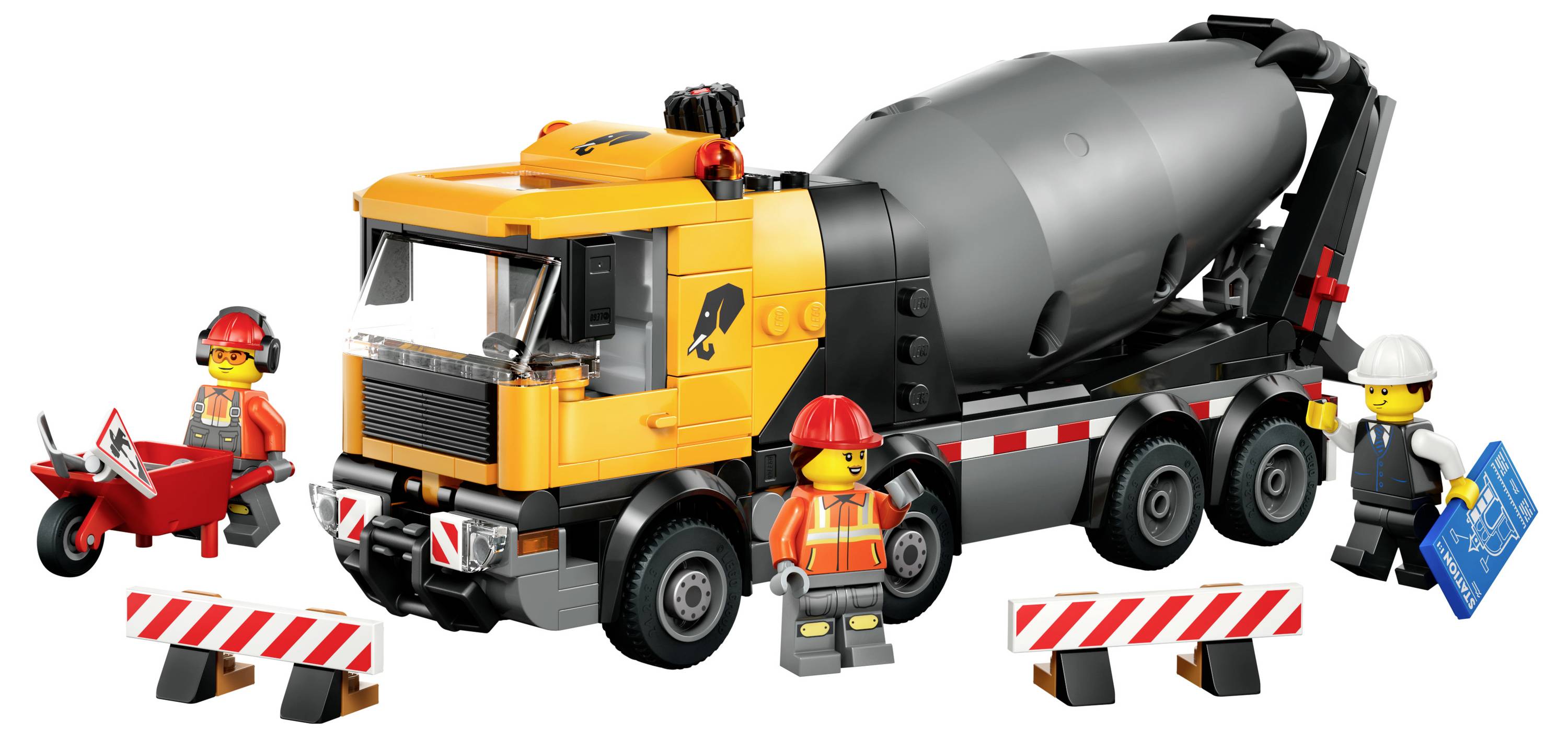 Une scène de construction de jouets avec un camion malaxeur de béton, trois figurines de travailleurs, des barrières et une motocyclette, représentant un environnement de chantier ludique.