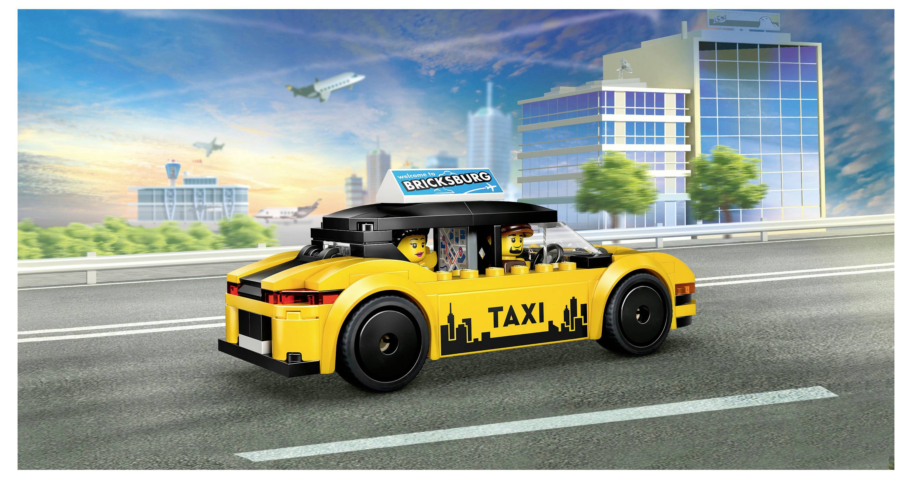 Un taxi jouet portant l'inscription 'Bricksburg' sur son panneau de toit roule sur une autoroute dans un paysage urbain avec des bâtiments, des arbres et des avions dans le ciel.