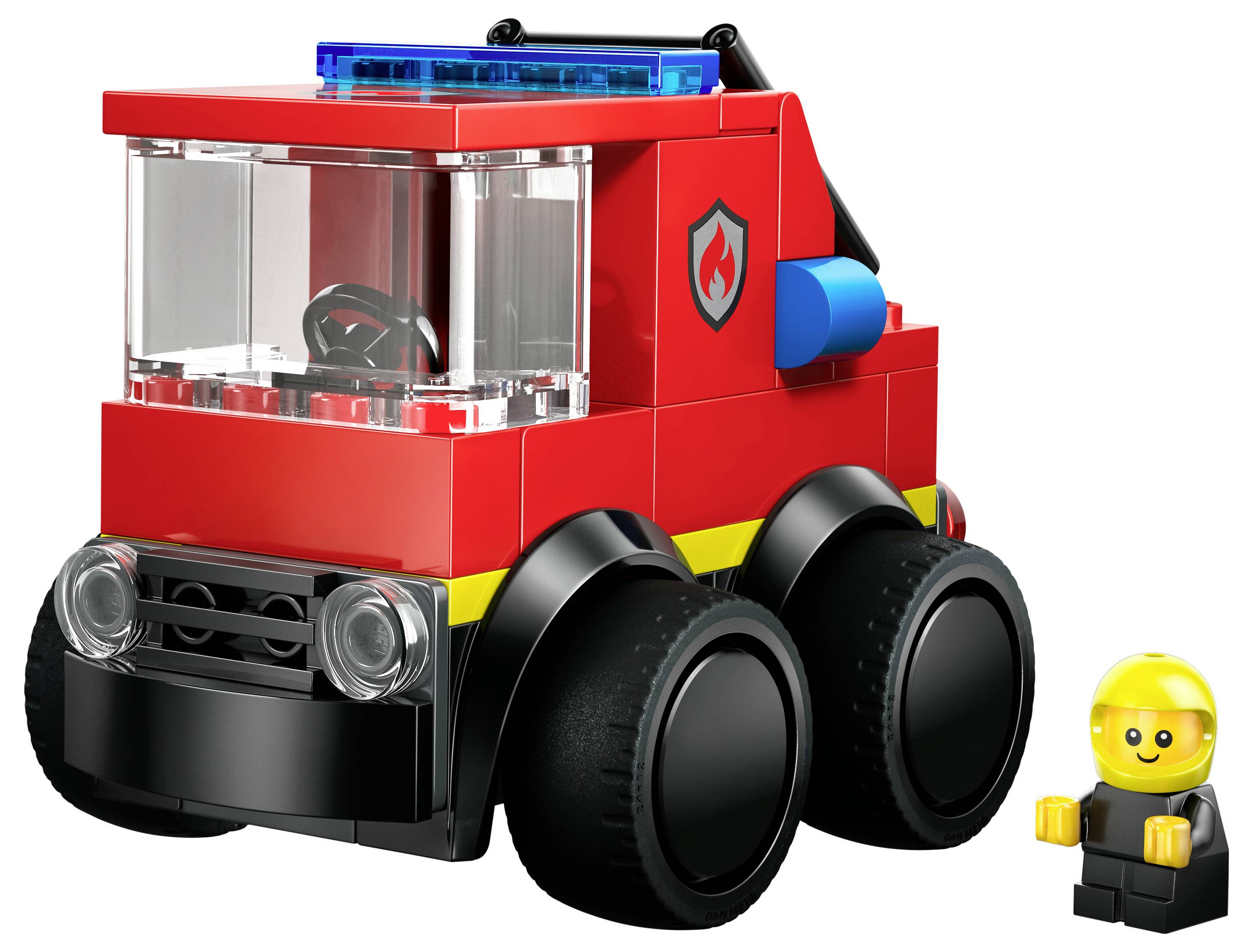 Un camion de pompiers LEGO avec une petite figurine jaune portant un costume noir, tous deux sur un fond uni.
